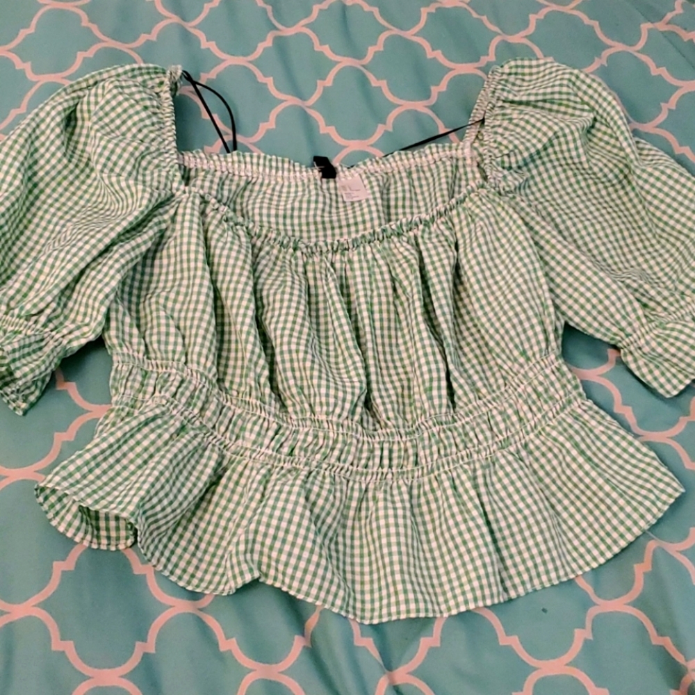 Cute green and white h&m top